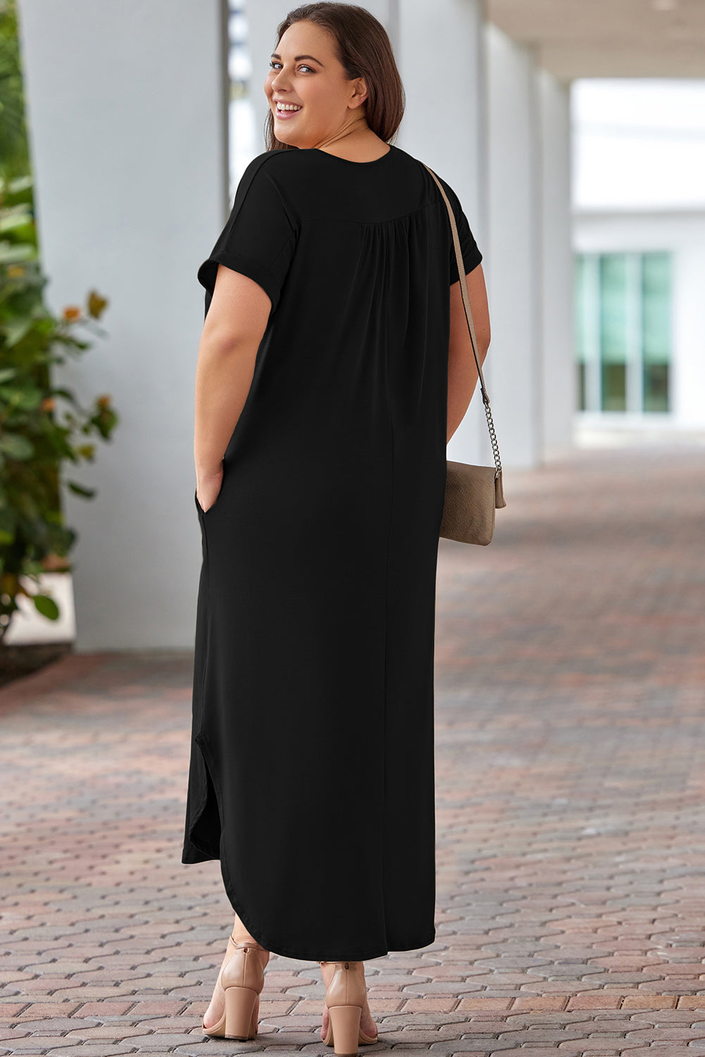 Črna maksi obleka velike velikosti z v-izrezom in zavihanimi manšetami