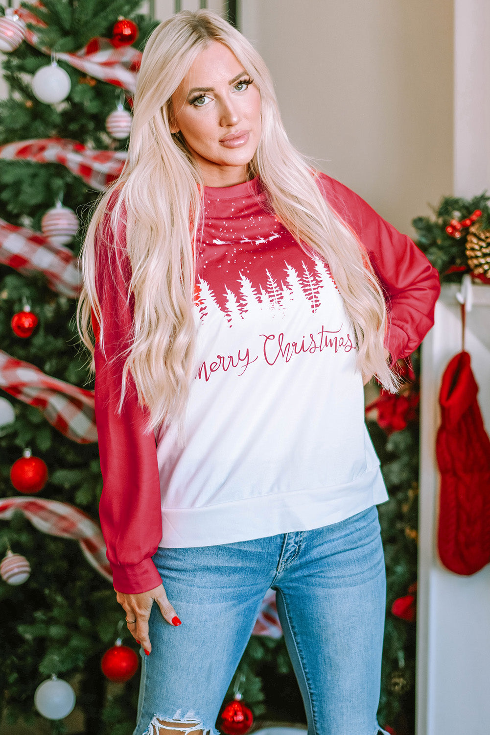 Feuriges rotes Pullover-Sweatshirt mit fröhlicher Weihnachts-Rentier-Baum-Grafik