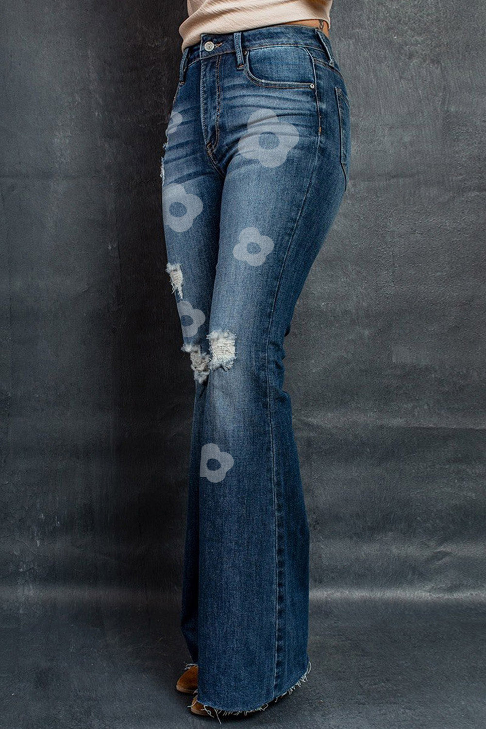 Jeans con fondo a campana strappati a vita media con stampa floreale blu