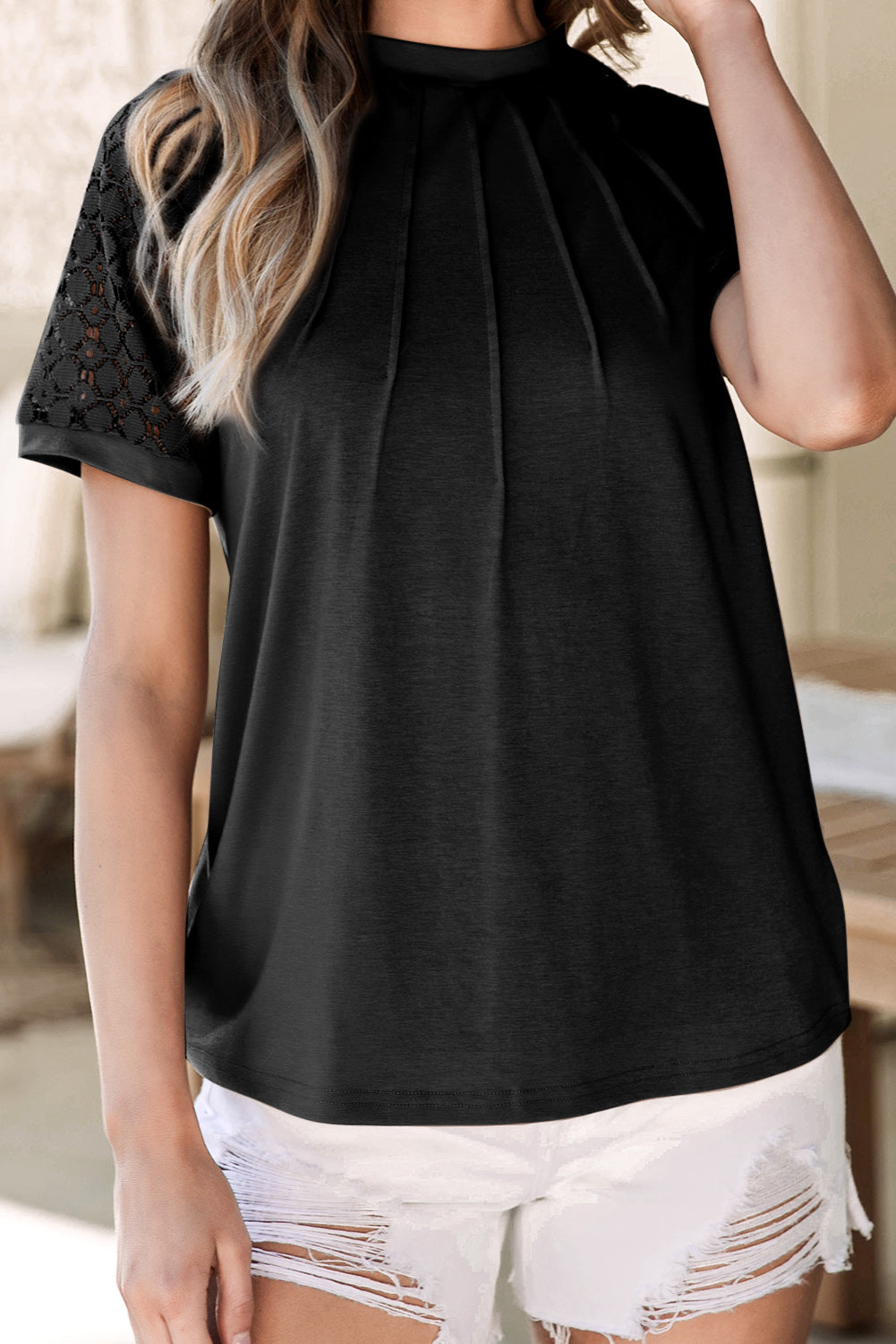 T-shirt noir à manches raglan et dentelle contrastée avec coutures contrastées