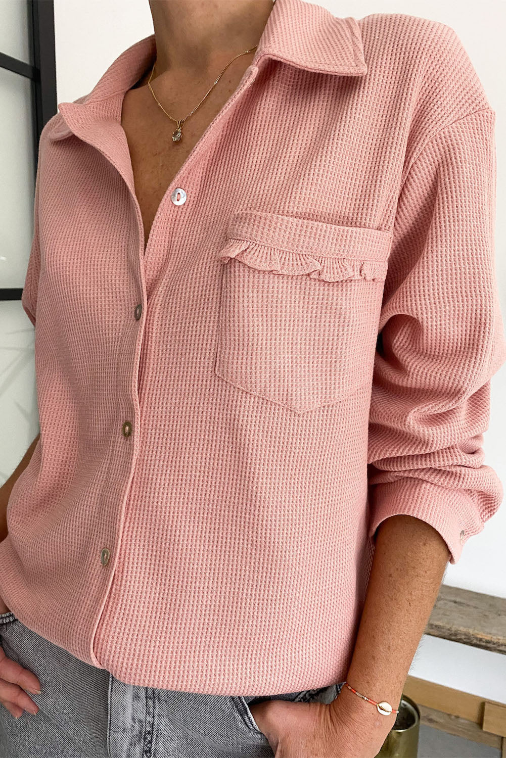 Maglione in maglia waffle con tasca rosa con volant