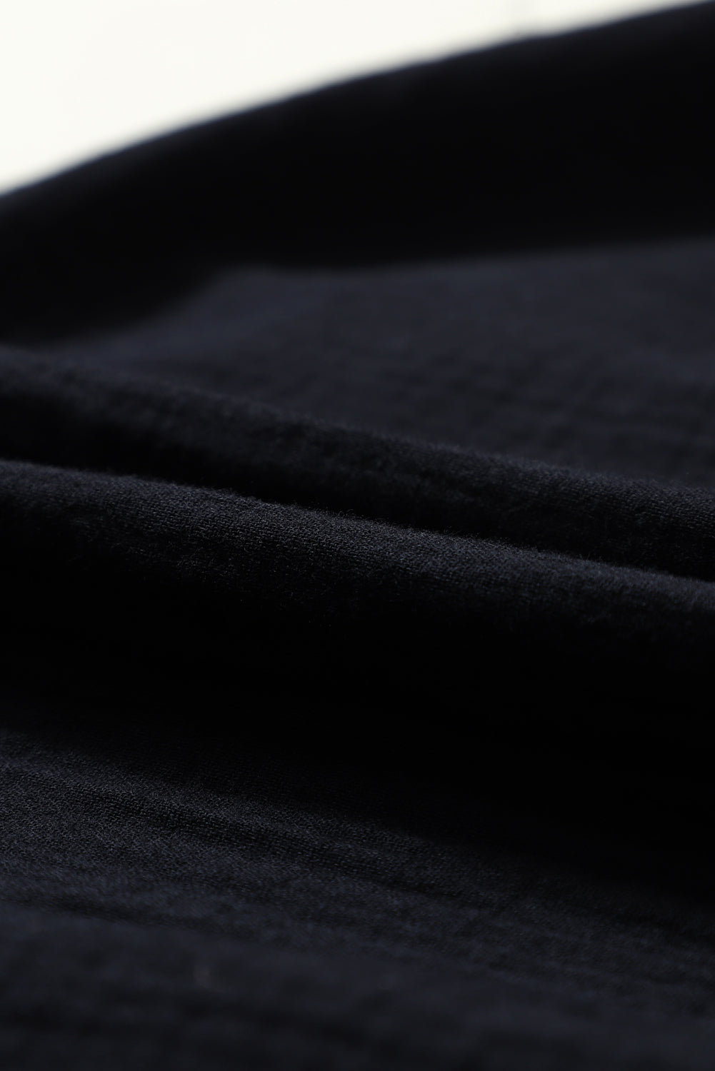 Robe chemise noire froissée à manches bouffantes et patchwork