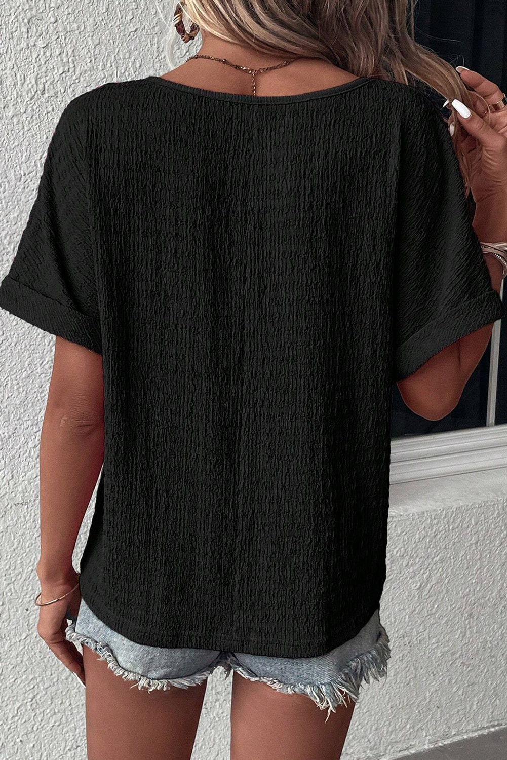Schwarzes, strukturiertes, gerolltes Kurzarm-T-Shirt mit V-Ausschnitt