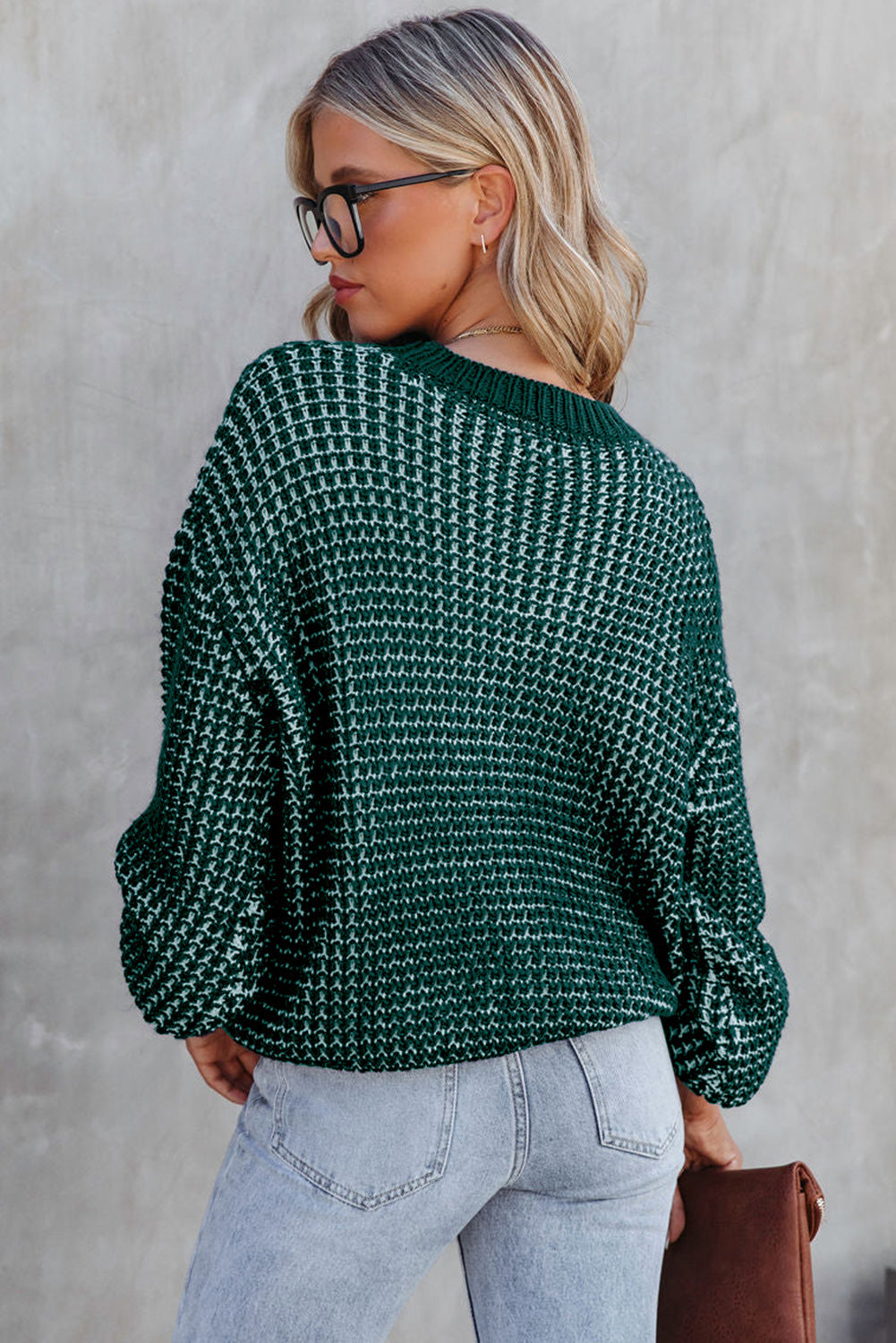 Zeleni vrijeskasti pleteni pulover s puf rukavima na spuštena ramena
