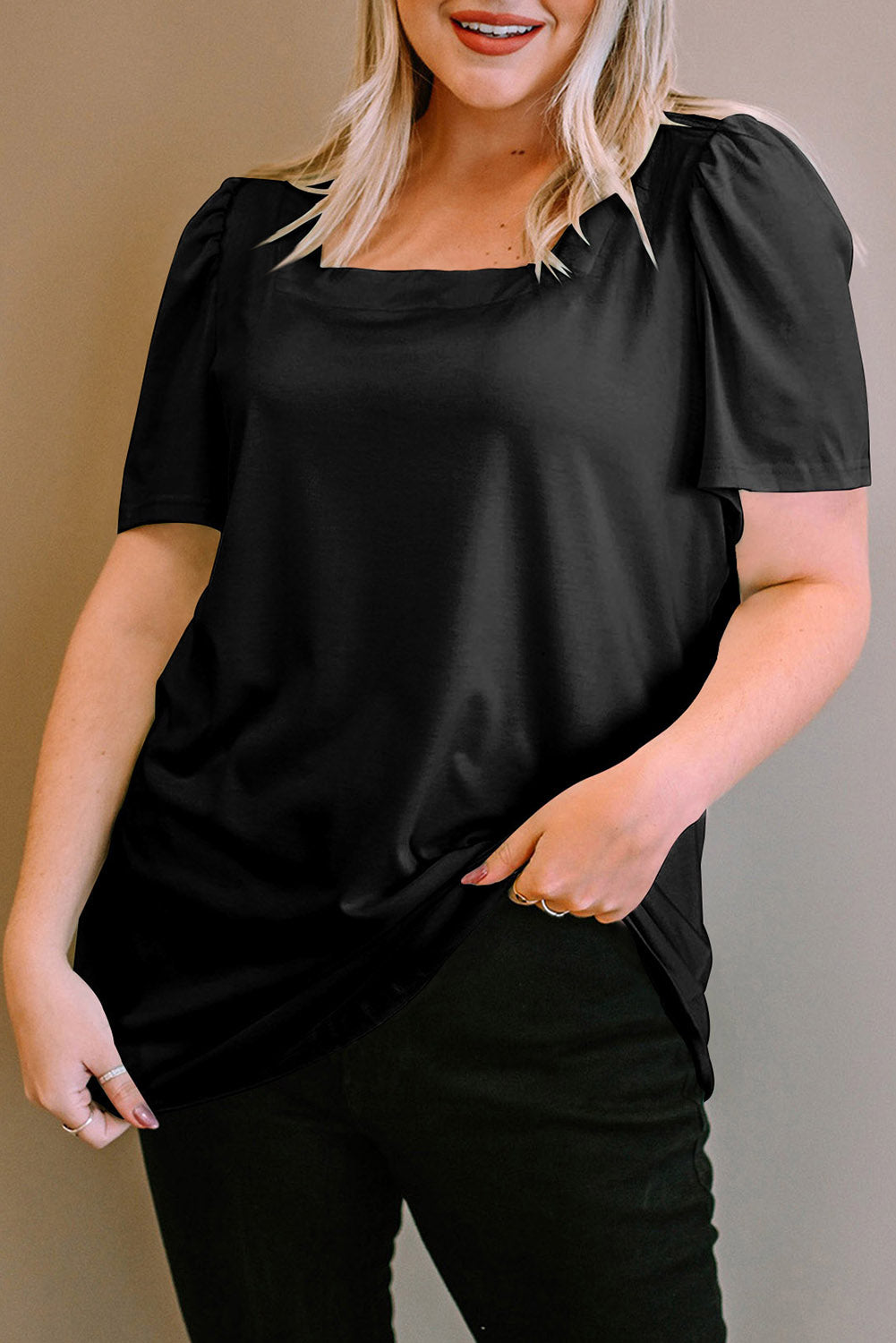 Črna majica s kratkimi rokavi s kvadratnim izrezom in naborki na ramenih velike velikosti