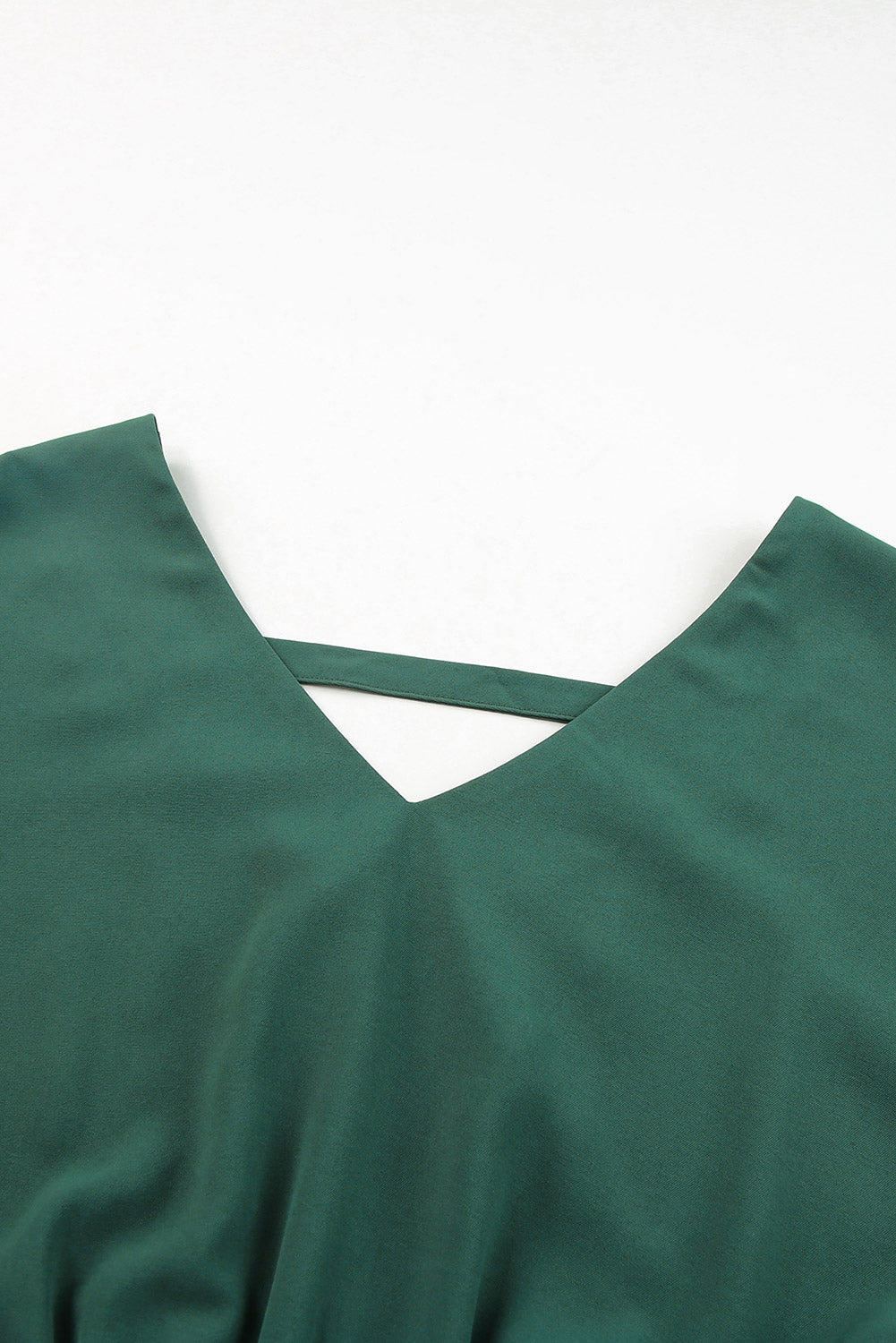 Zelena enobarvna mini obleka z visokim pasom in v-izrezom