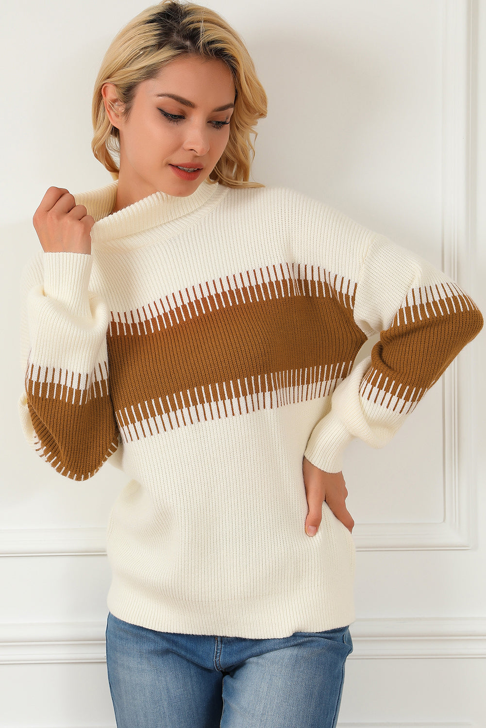 Bijeli pleteni džemper s kornjačinim ovratnikom s printom