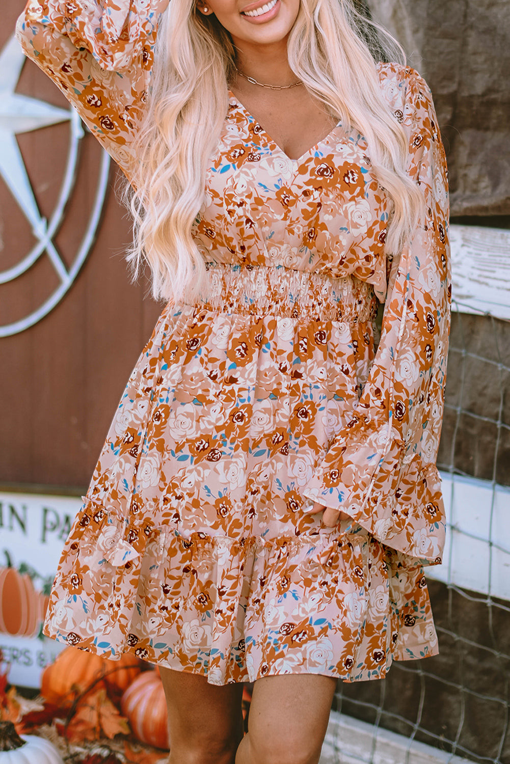 Narančasta cvjetna haljina do struka