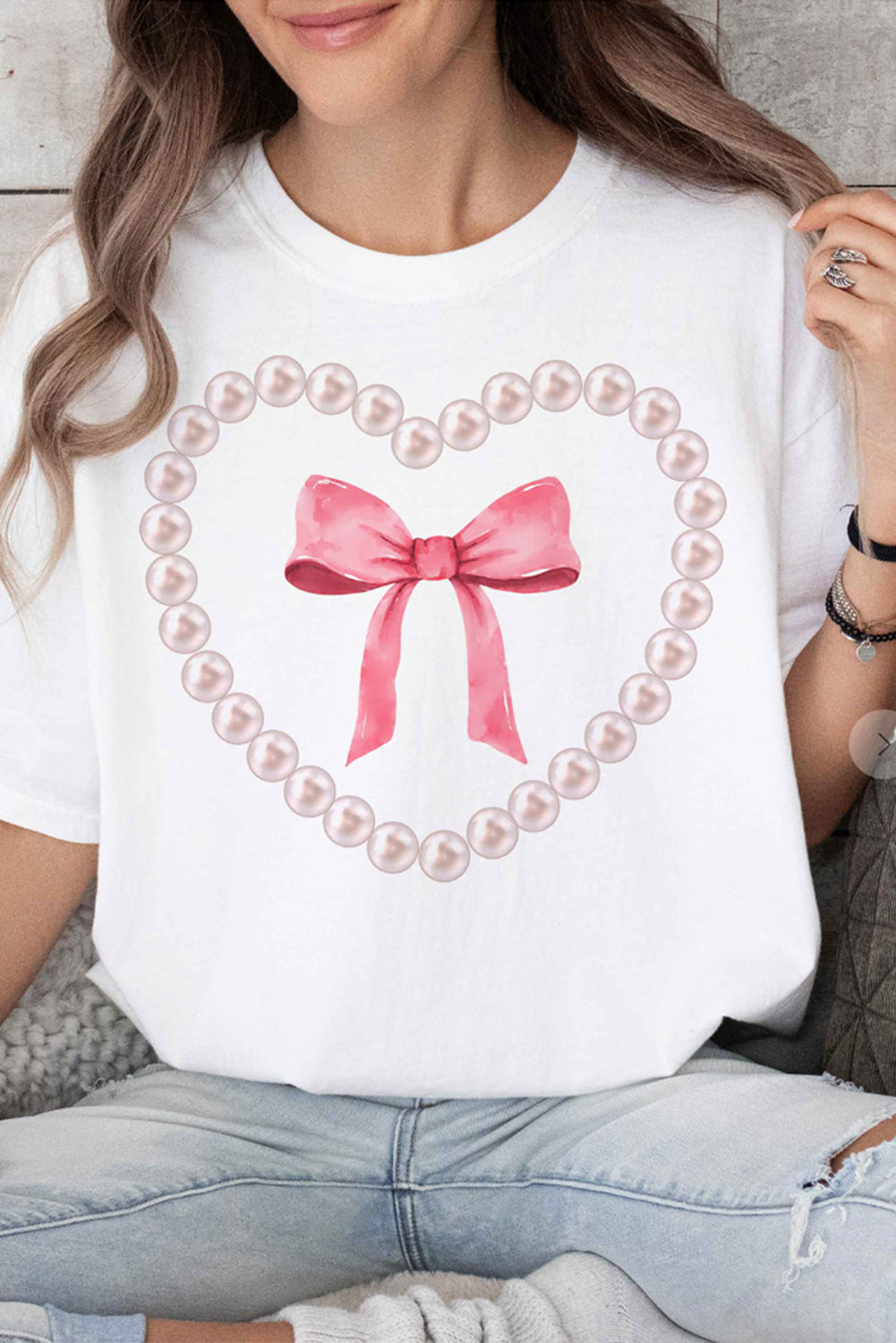 T-shirt graphique avec nœud papillon et cœur en perles blanches