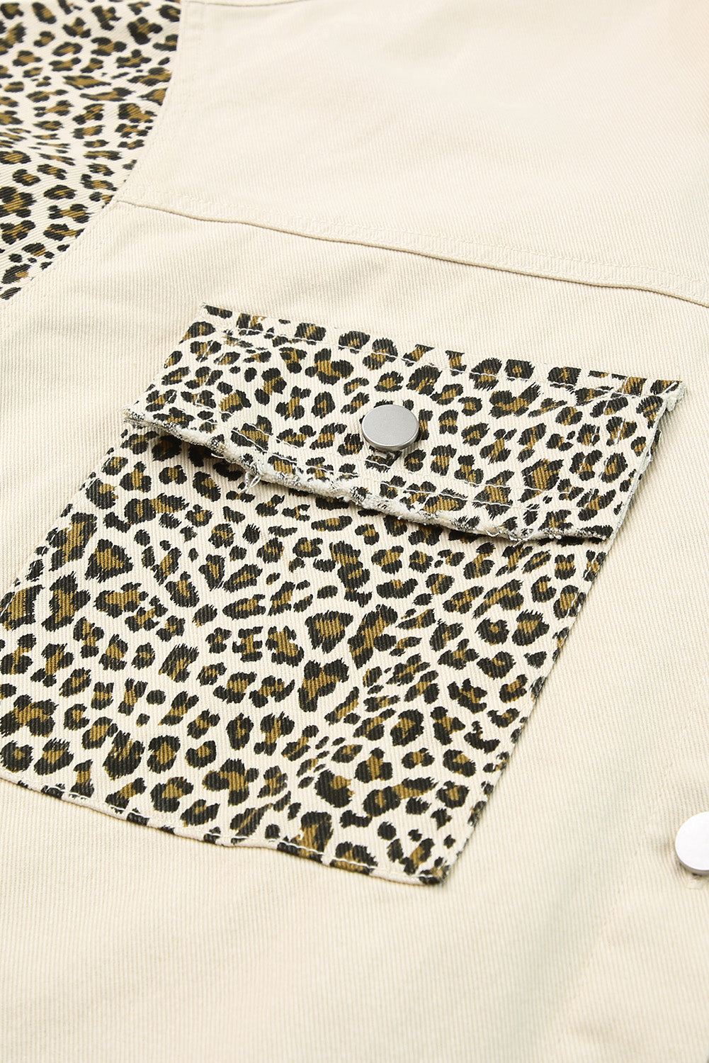Aprikosenfarbene Plus-Size-Jeansjacke mit Leopardenärmeln und offenem Saum