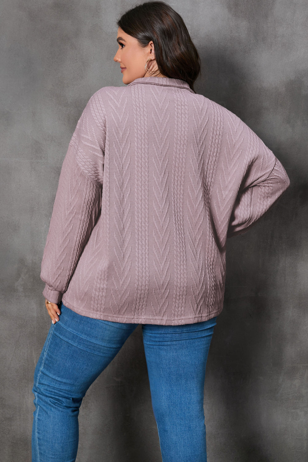 Pleten pulover z zadrgo in velikimi teksturiranimi izrezi