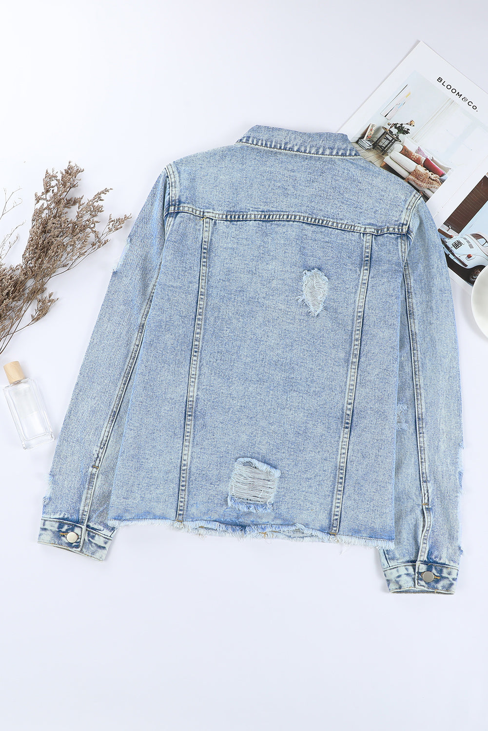 Himmelblaue Jeansjacke mit Distressed-Revers und unversäubertem Saum und Knöpfen