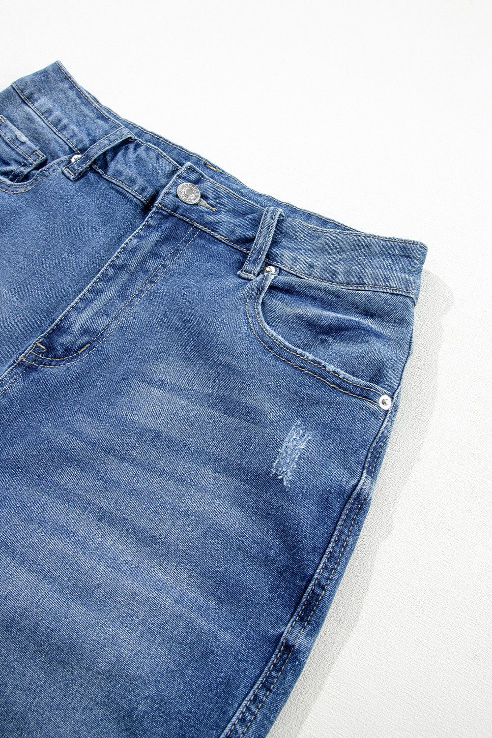 Hellblaue, ausgefranste Skinny-Jeans im Used-Look