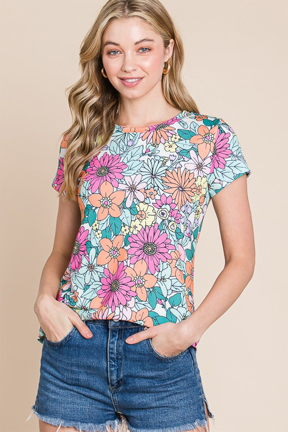 Majica s kratkimi rokavi in ​​asimetričnim robom z večbarvnim cvetličnim potiskom