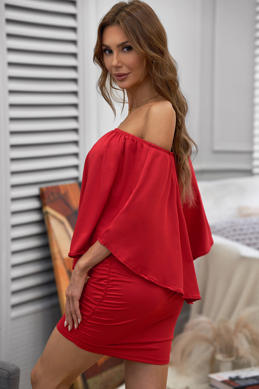 Rdeča mini pončo obleka z več plastemi