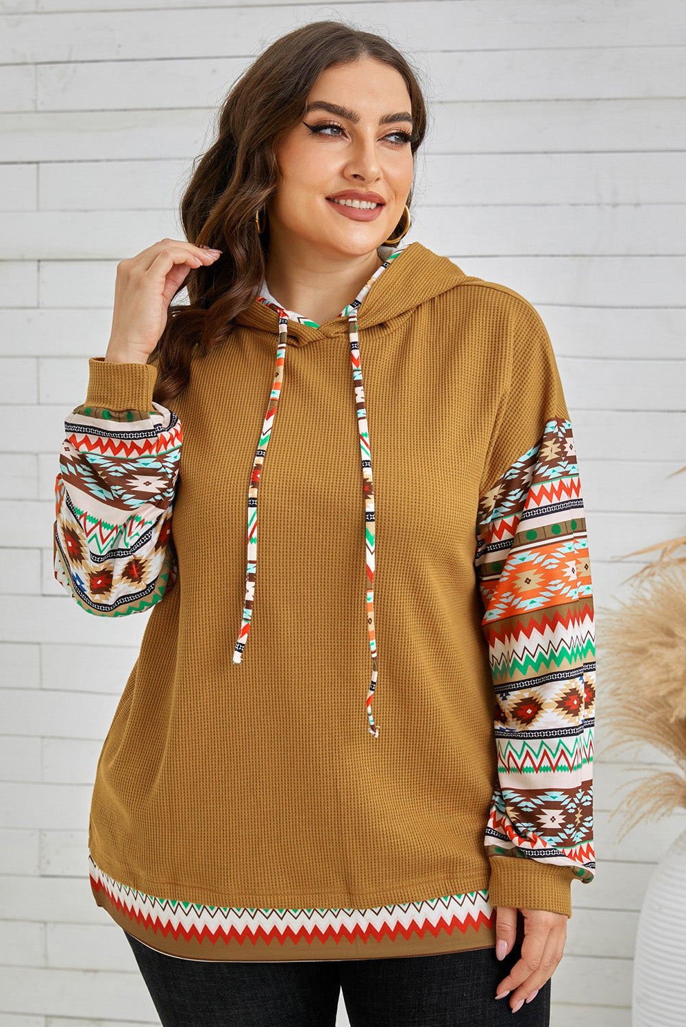 Camel - Sweat à capuche avec cordon de serrage et manches patchwork aztèques