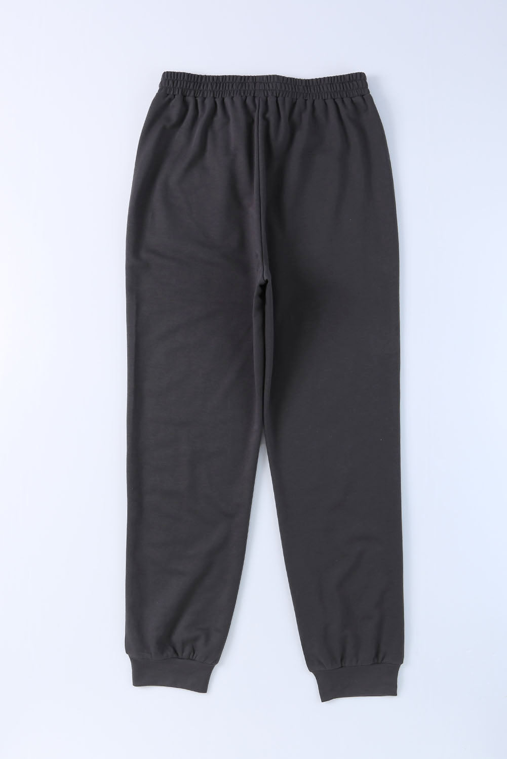 Črne jogger hlače z zatezno vrvico spredaj in našitimi žepi