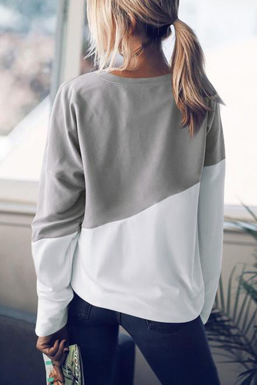 Svetlo moder pulover s spuščenimi rameni v obliki krpan