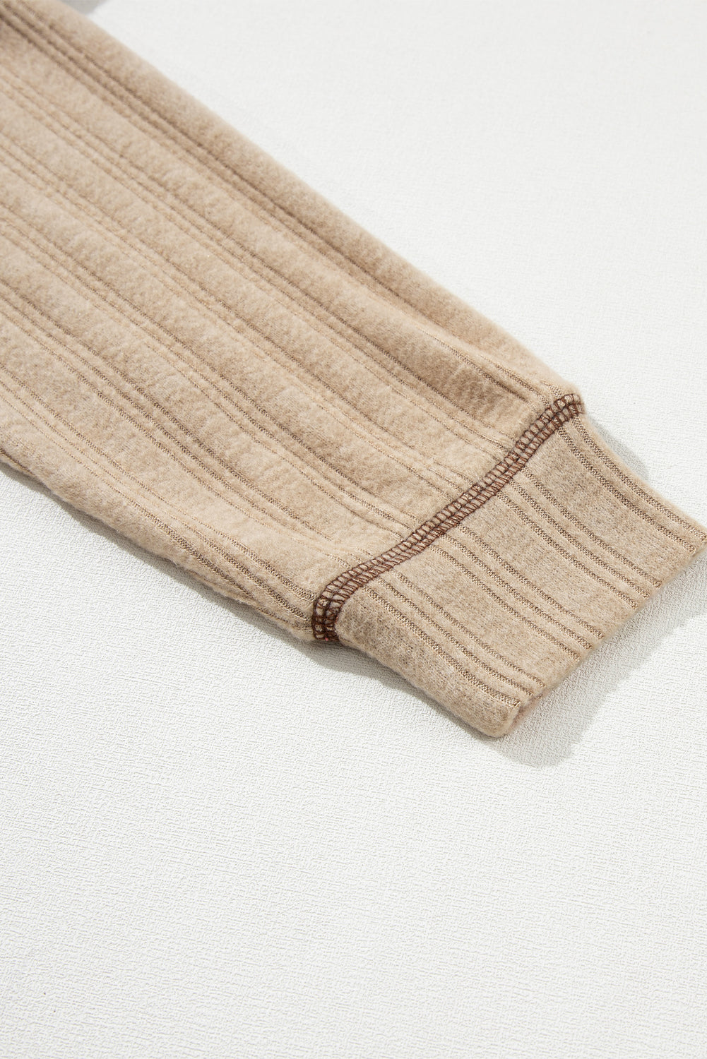 Bledo kaki ohlapna, teksturirana pletena majica z izpostavljenimi šivi