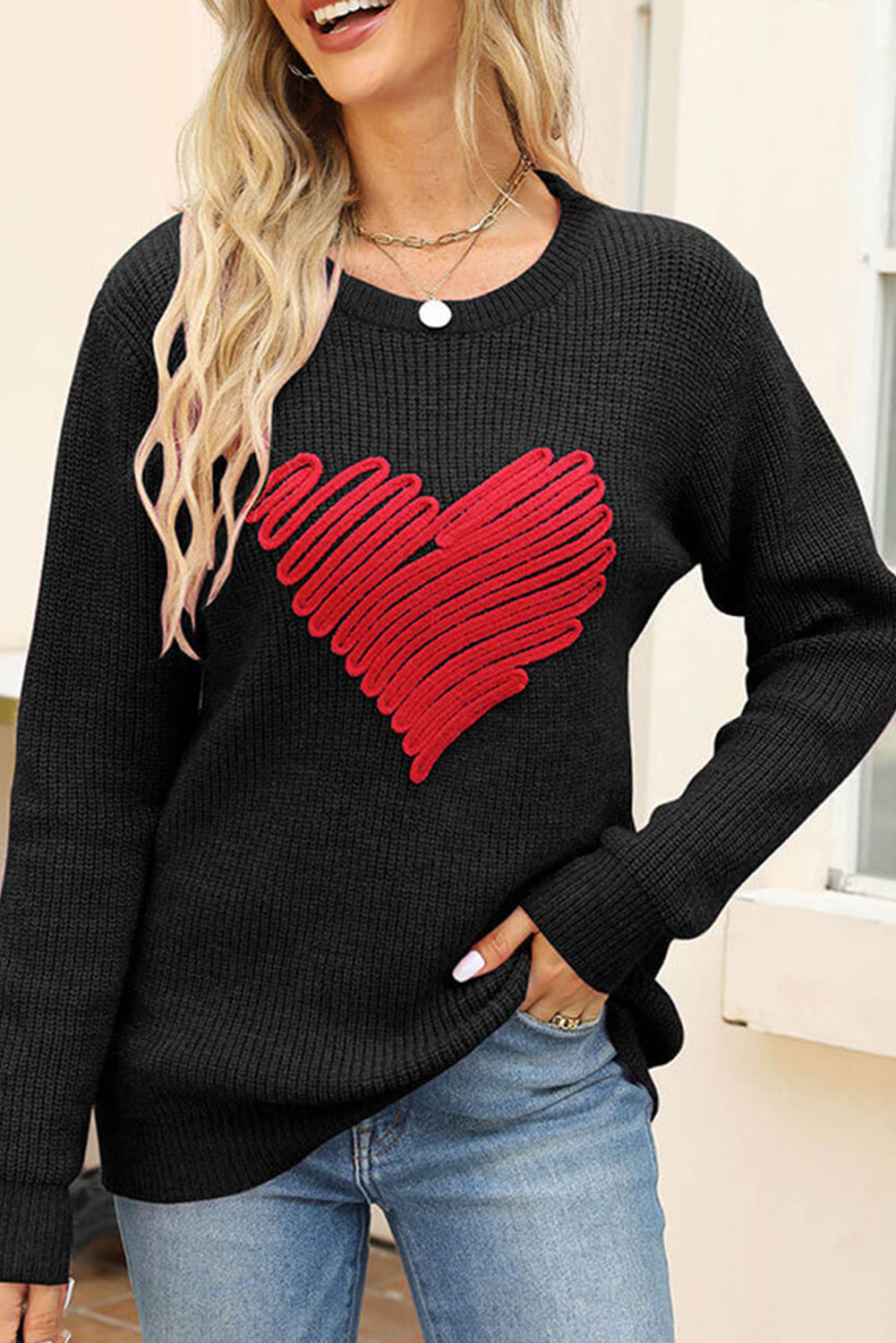 Črn pulover z okroglim izrezom v obliki srčka za Valentinovo