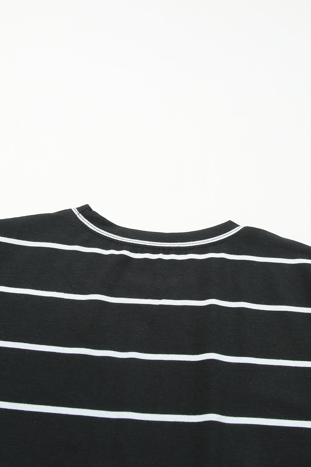 T-shirt noir imprimé à rayures et col rond