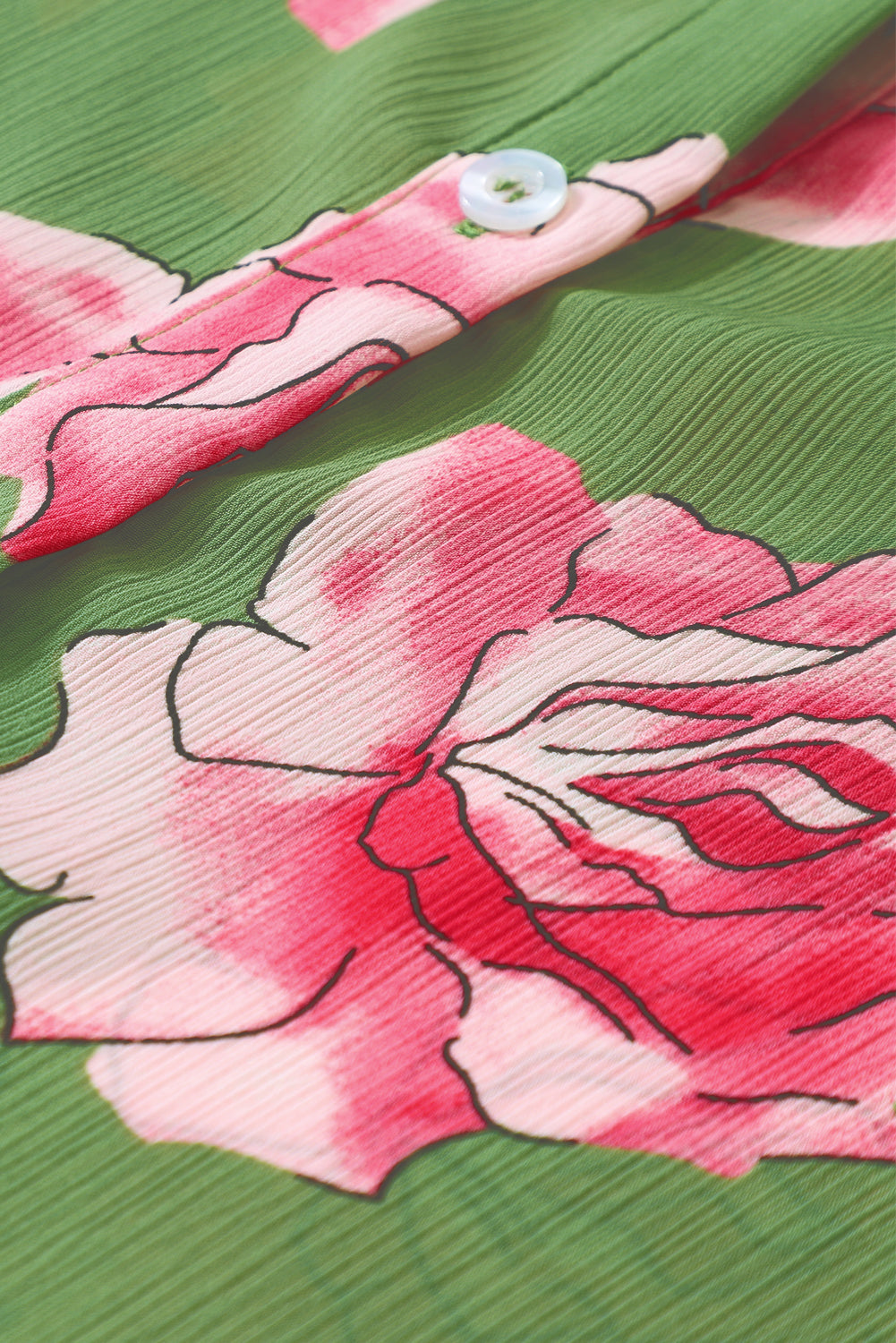 Chemise noire à manches bouffantes et détails plissés à imprimé floral