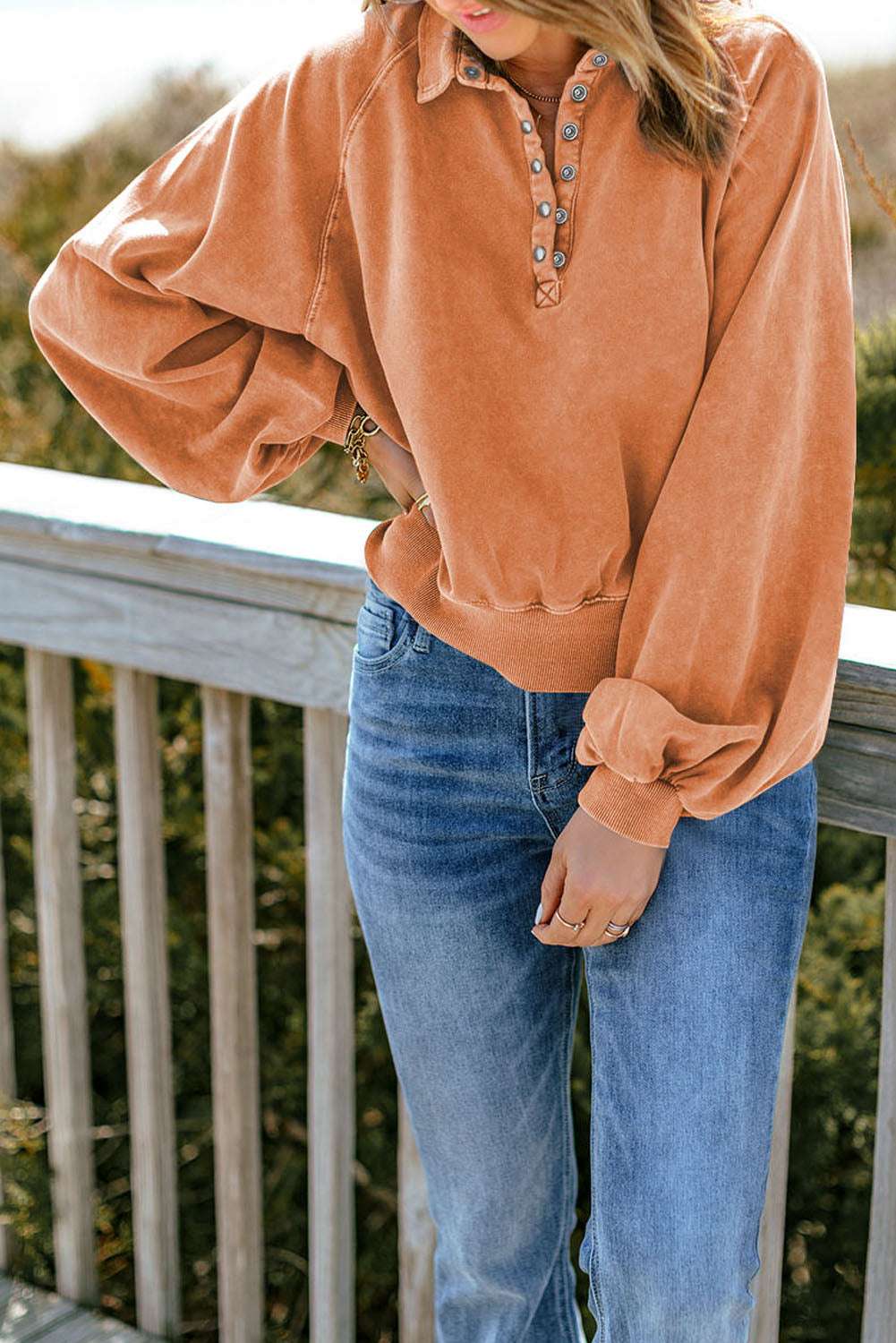 Orangefarbenes Pullover-Sweatshirt mit Druckknöpfen und Laternenärmeln