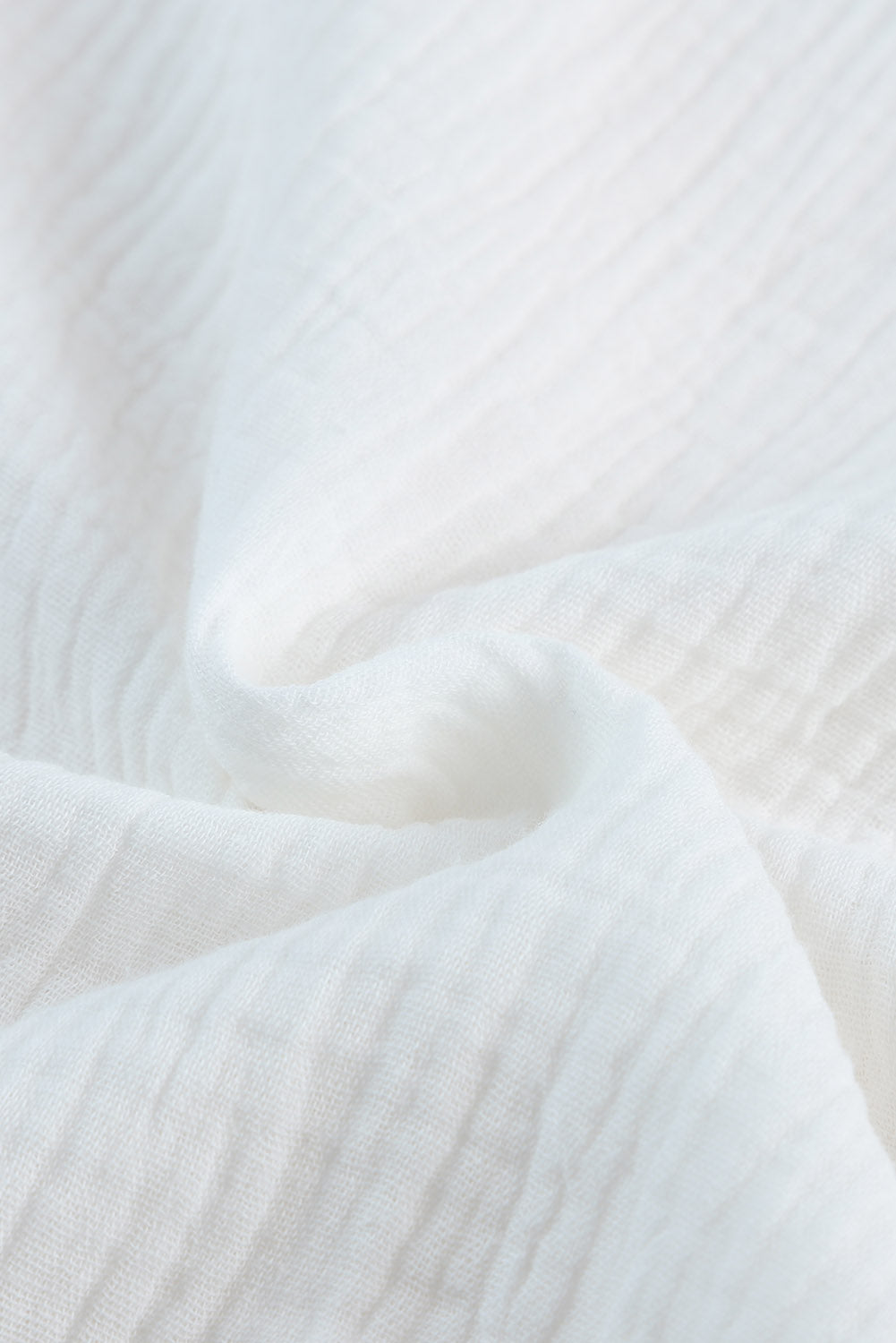 Set aus weißer, entspannter Bluse mit V-Ausschnitt und Shorts mit Kordelzug und ungesäumtem Saum