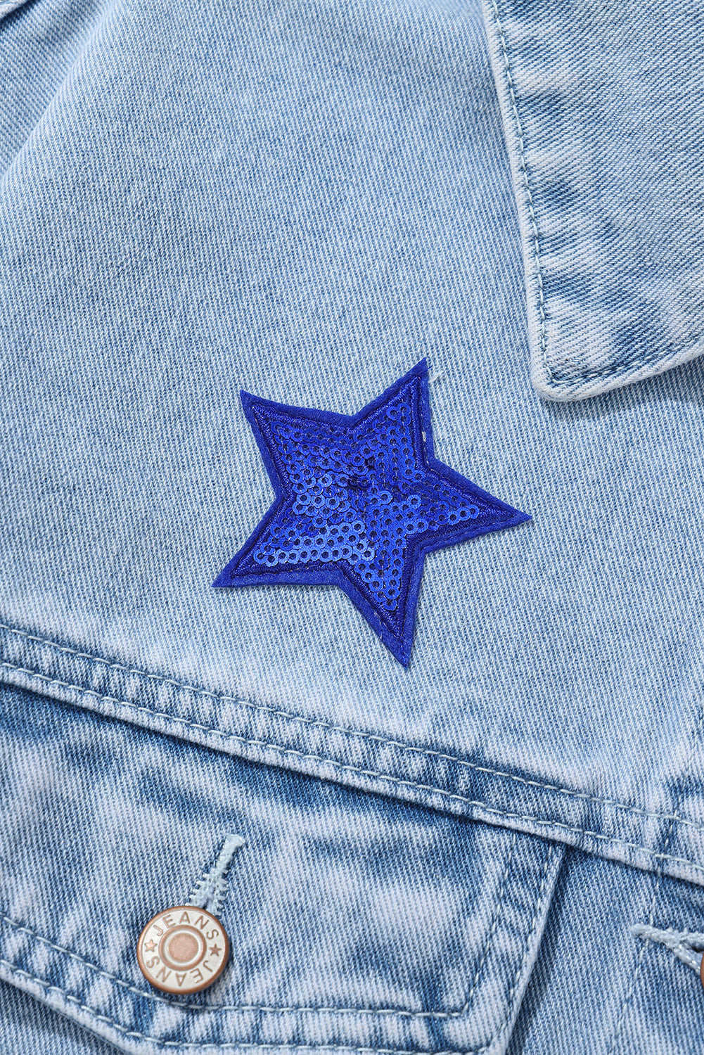 Bläuliche Jeansjacke mit Sternen und Pattentaschen und Pailletten