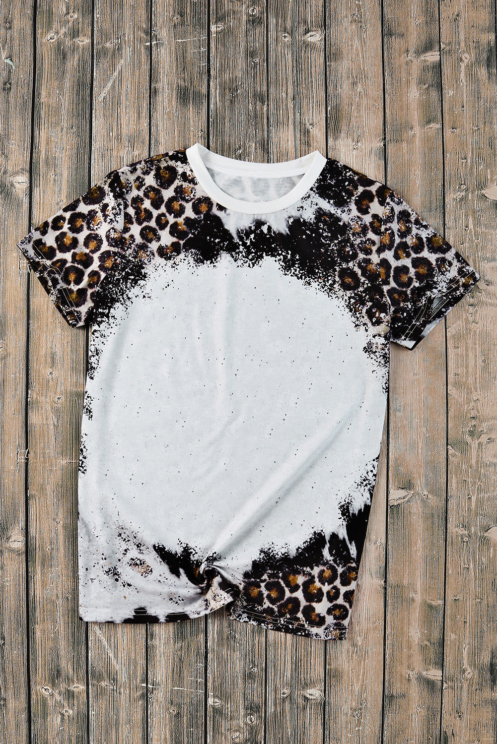 T-shirt sbiancata con stampa animalier mix leopardo