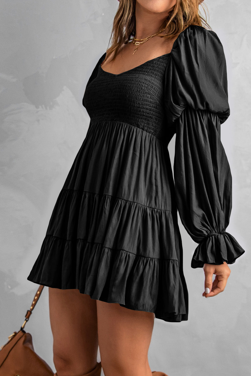 Crna boho jednobojna mini haljina s rubovima i volanima