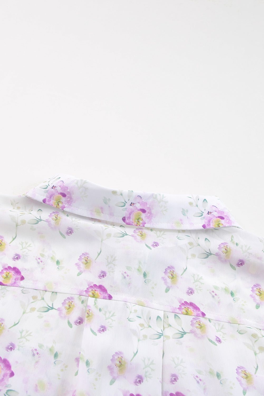 Camicia con tasca con patta pieghettata e stampa floreale viola