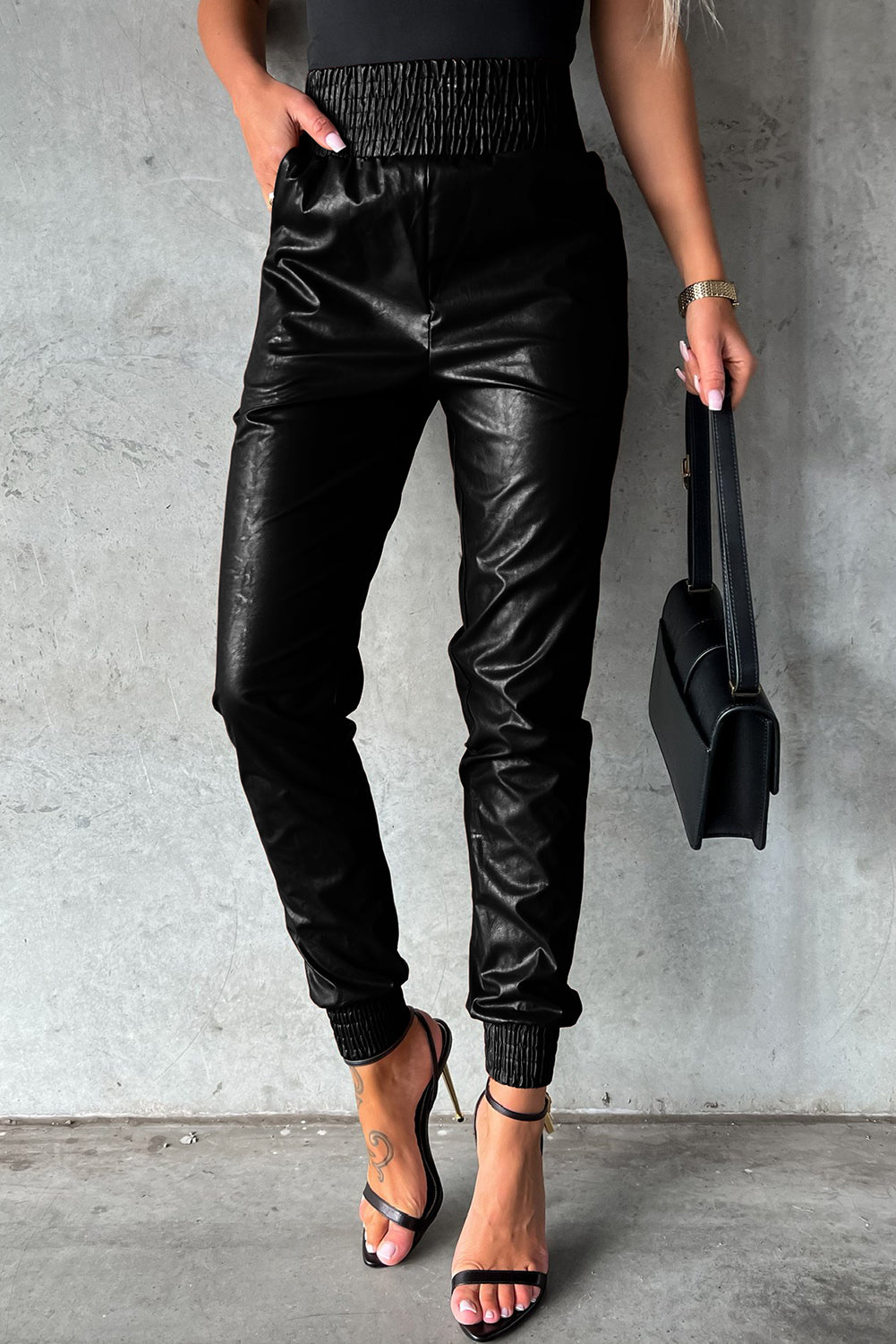 Pantalon skinny en cuir taille haute smocké noir