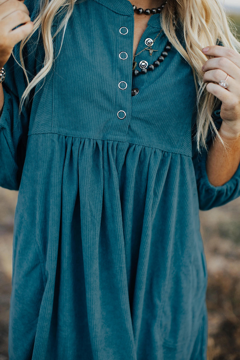 Blaues Kleid mit Empire-Taille und Armbandärmeln aus Cord mit Druckknöpfen