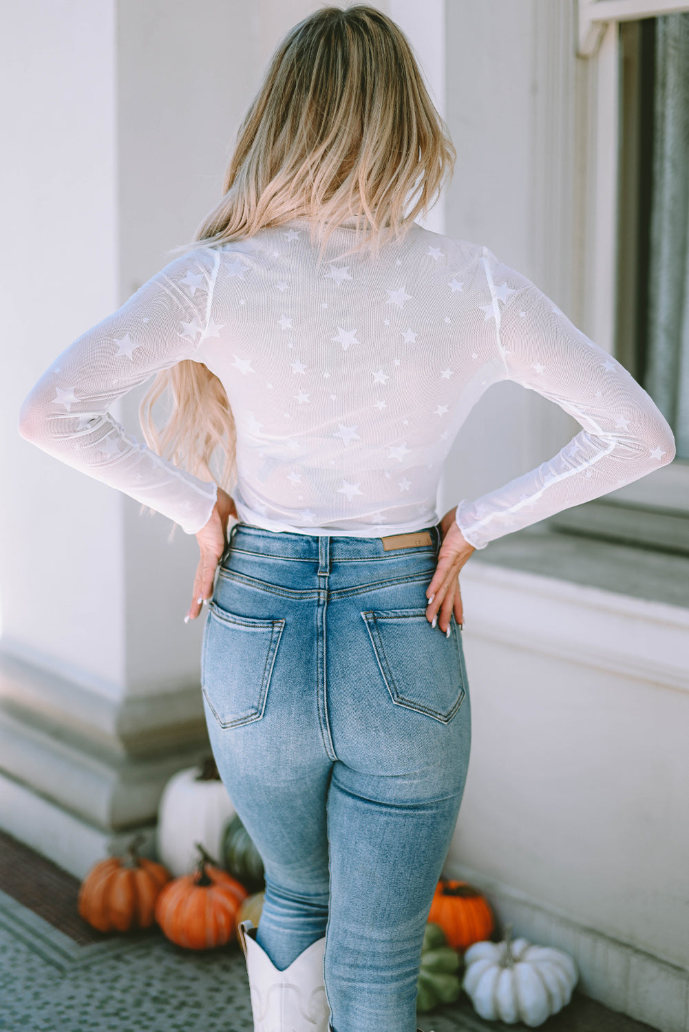 Prozirna mrežasta majica dugih rukava ukrašena bijelom zvijezdom