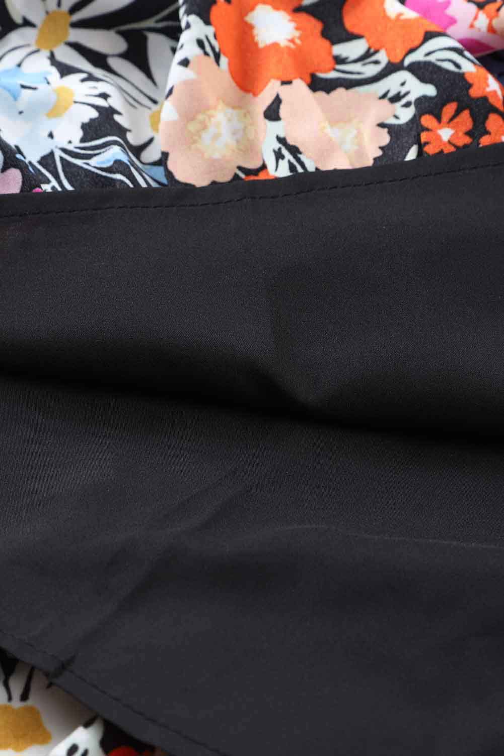 Črna večplastna obleka s kratkimi rokavi v boho cvetličnem vzorcu