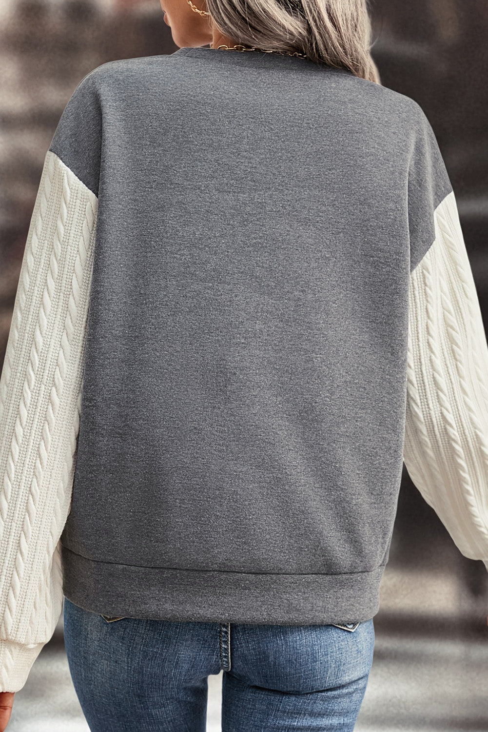 Sweat-shirt gris foncé à manches en tricot torsadé et col rond