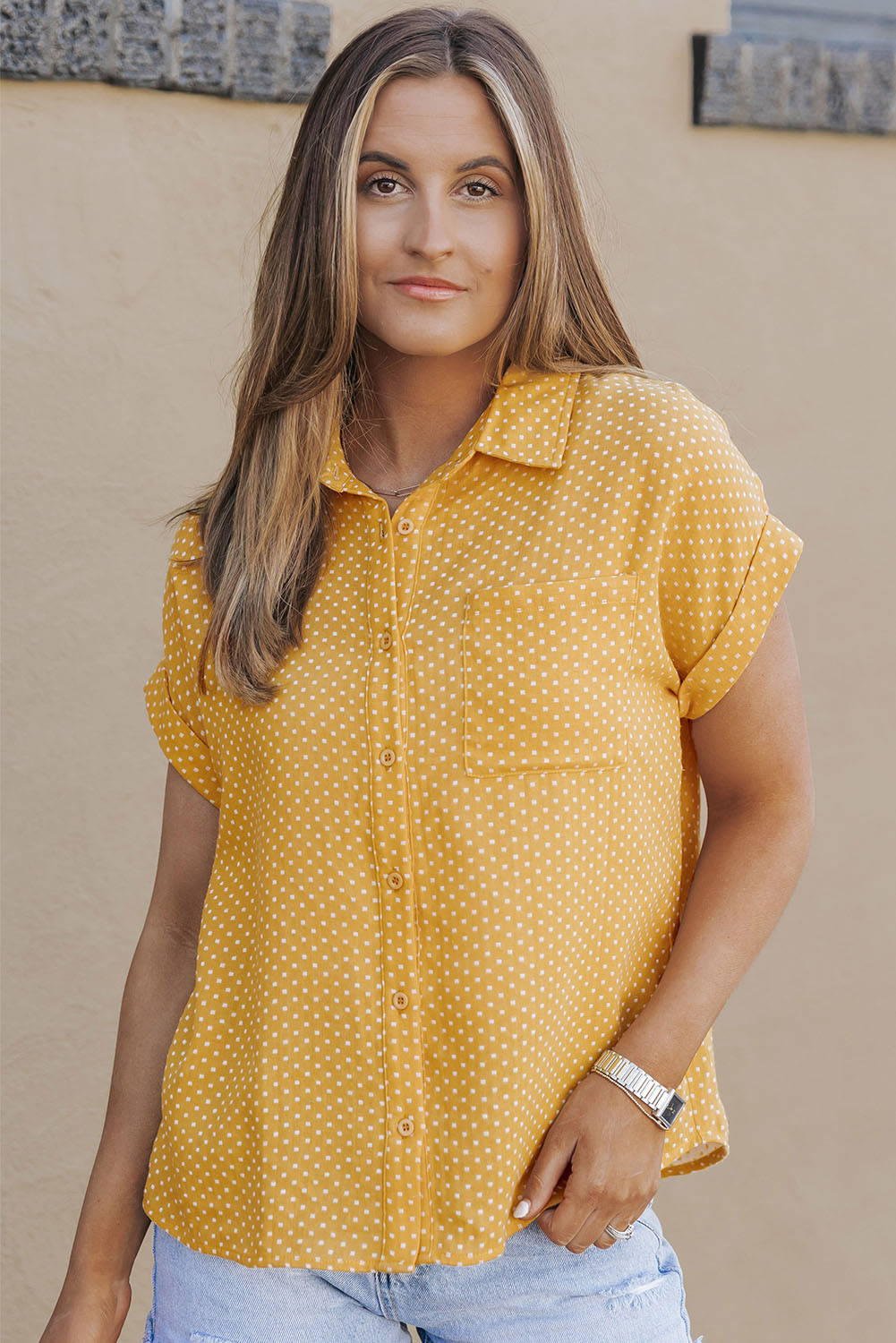 Žuta zarolana majica kratkih rukava s točkicama