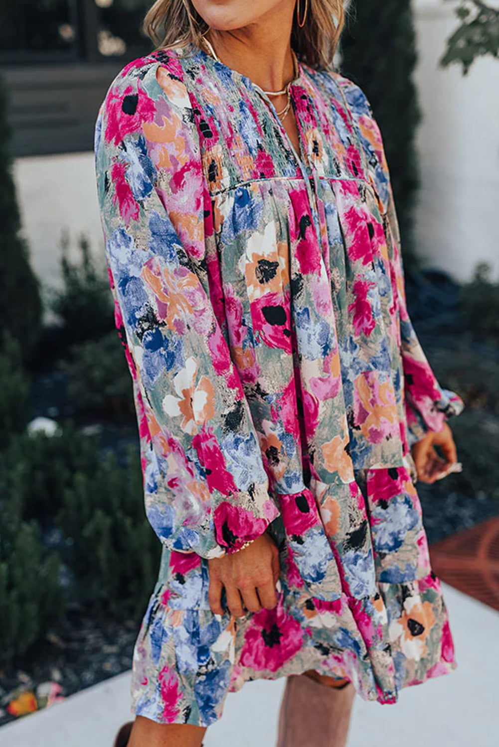 Večbarvna prestavna obleka s cvetličnim izrezom in mehurčastimi rokavi
