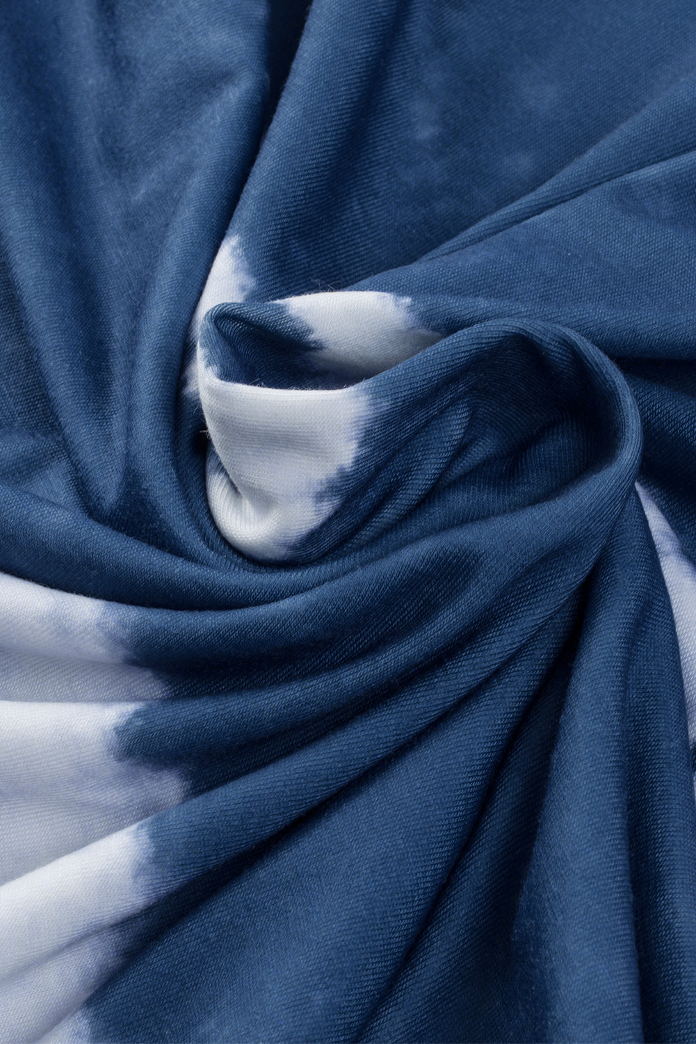 Blaues, gestreiftes, geknöpftes Minikleid mit V-Ausschnitt und Batikmuster