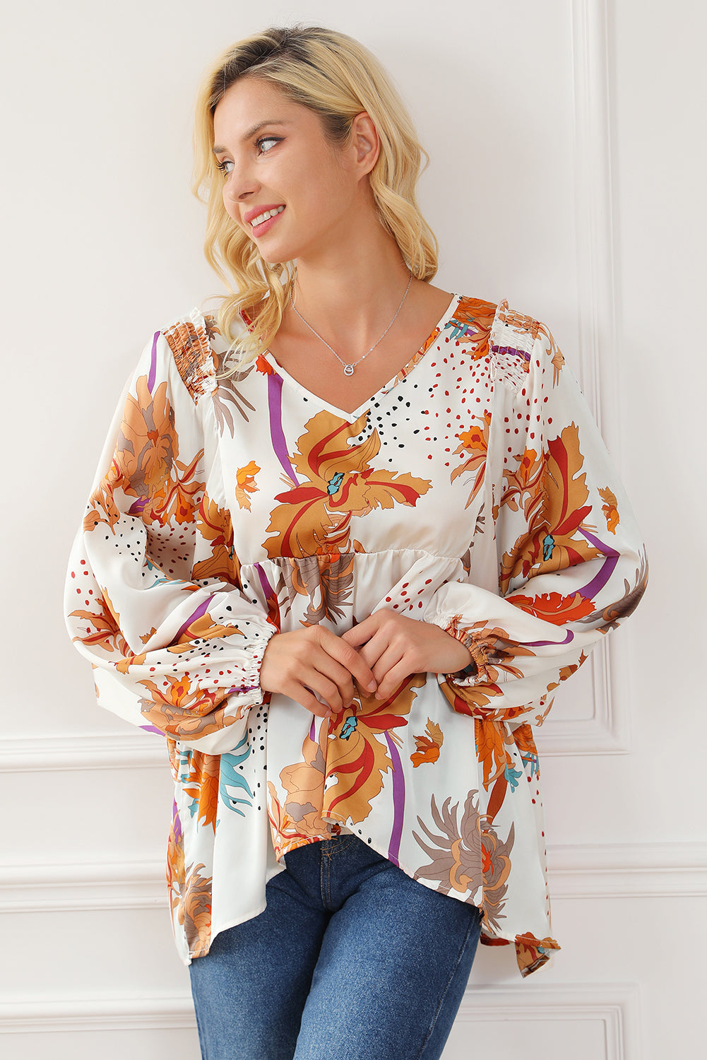 Mehrfarbige Babydoll-Bluse mit Blumendruck und V-Ausschnitt