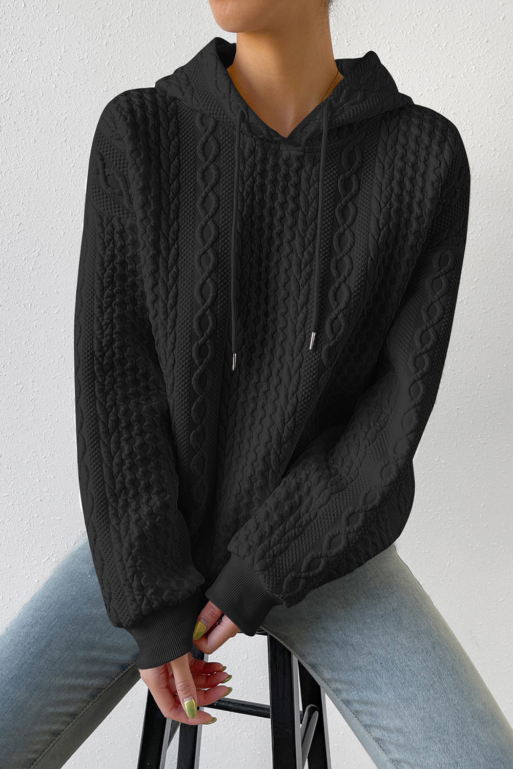 Crna ležerna majica s kapuljačom s teksturom kabela