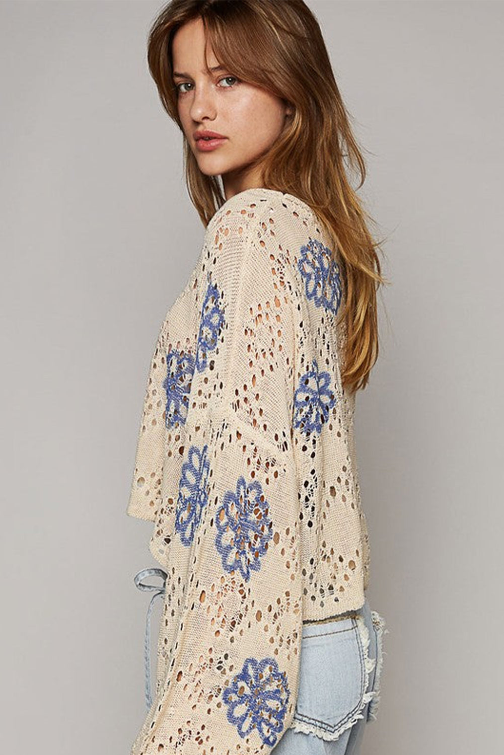 Beigefarbener Pullover mit kontrastierendem Blumenmuster und Ösen und überschnittener Schulter