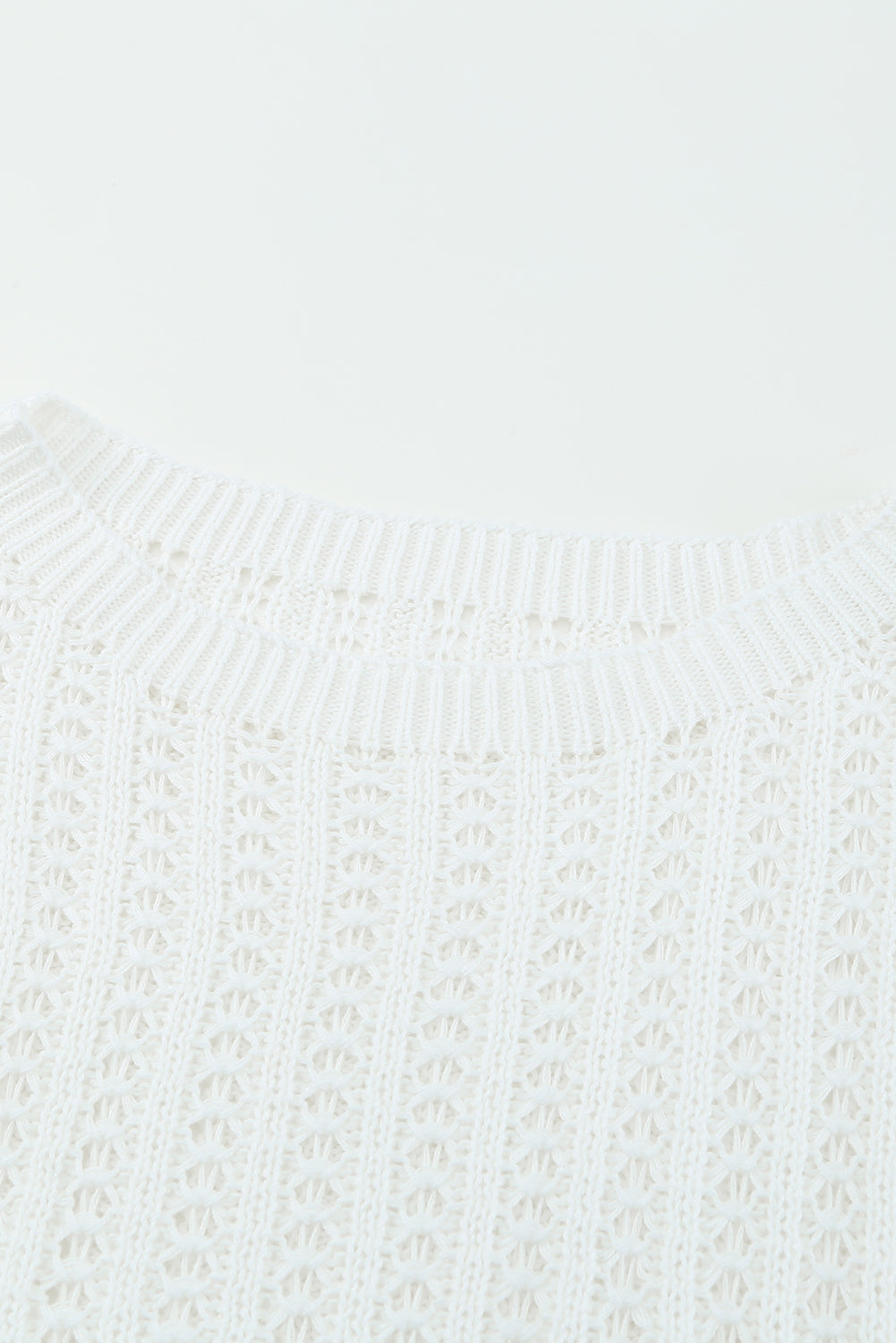 Pull tricoté blanc à épaules tombantes et ajouré