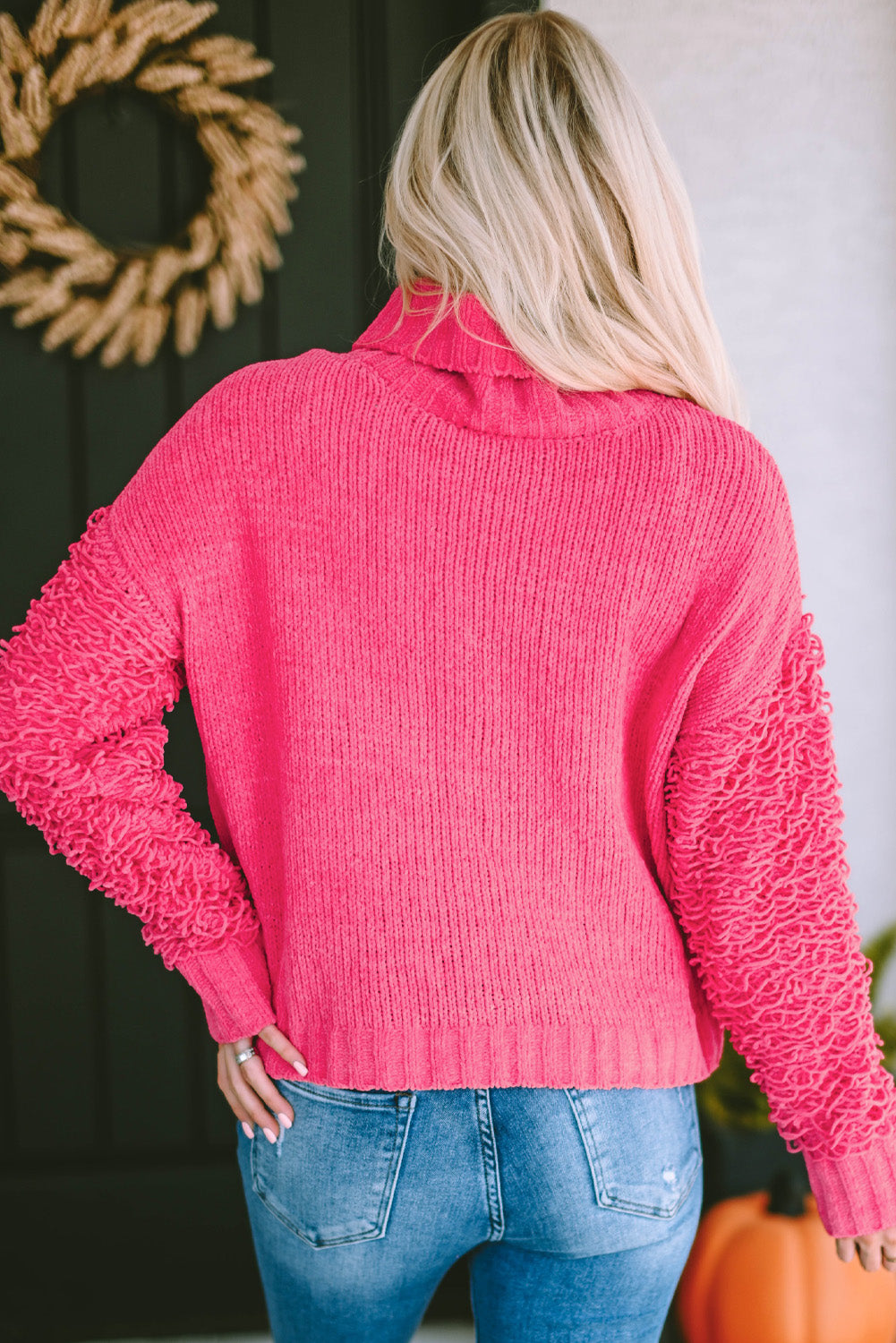 Maglione lavorato a maglia con maniche sfocate a collo alto a coste rosa