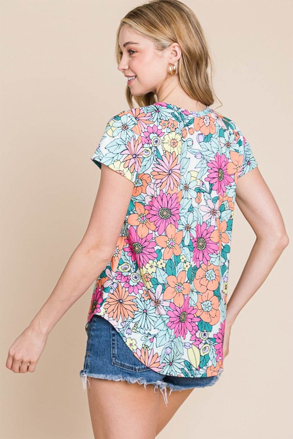 Majica s kratkimi rokavi in ​​asimetričnim robom z večbarvnim cvetličnim potiskom