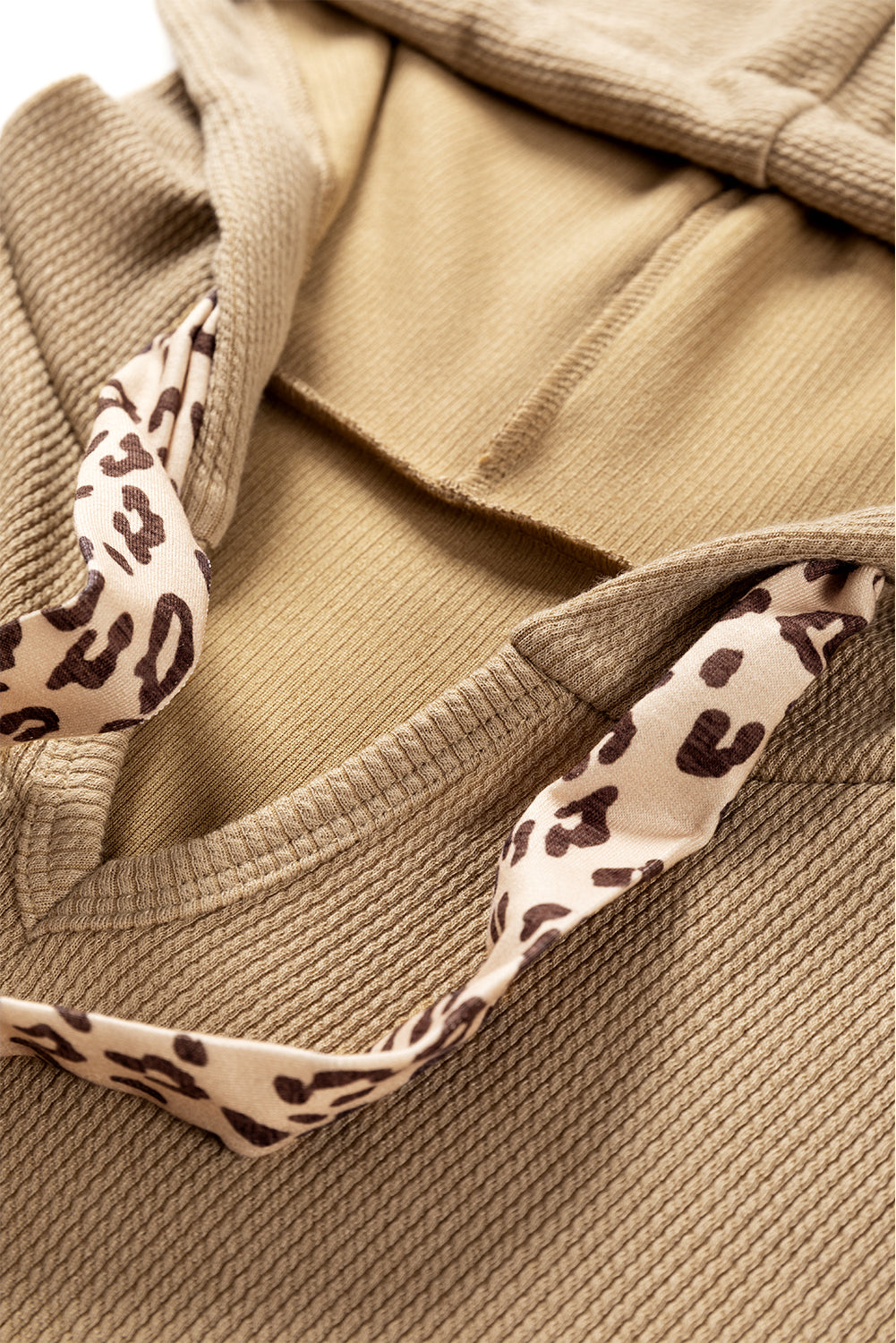 Kaki leopard majica s kapuco in vrvicami