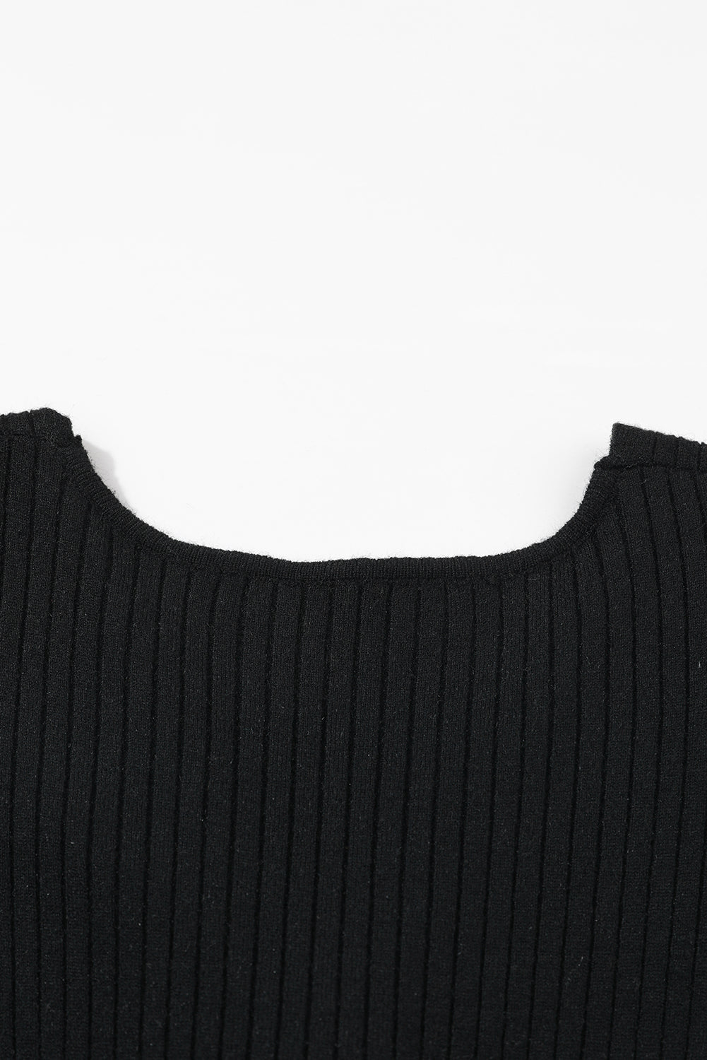 Črna pletena pulover obleka z zasukanim V izrezom