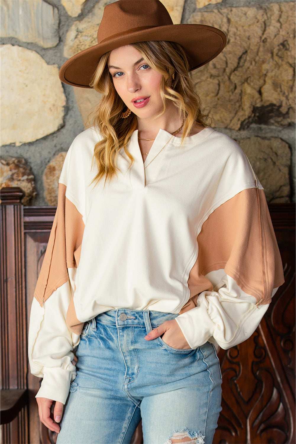 Smeđa vrećasta majica s razdvojenim ovratnikom u obliku patchwork boje