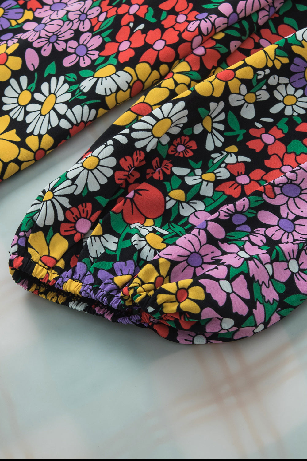 Rosafarbene Bluse mit Blumenmuster, Armbandärmeln und V-Ausschnitt
